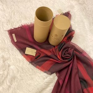 Burberry military red scarf 💯 authentic only